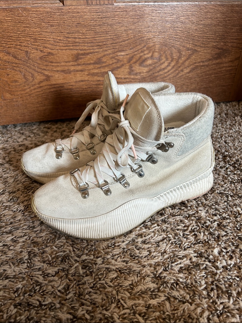 Sorel Out N About Conquest Women’s Waterproof Suede Boots Size 8.5 Cream Hiking